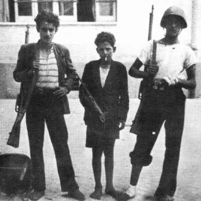 scalzi e feriti, tre giovanissimi combattenti: questa fotografia di Robert Capa fece il giro del mondo