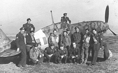 aeroporto di Campoformido (UD), gennaio 1944, l'aereo è un caccia G.55 Fiat, <b>Felice Figus</b> è il primo a sinistra in ginocchio