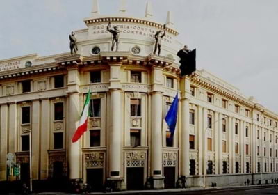 la Legione dei Carabinieri, anni '30, stile classico (le statue sono dello scultore Manca)