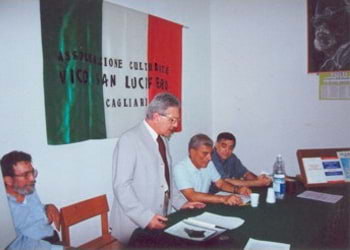 <b>Tino Curreli</b> in piedi durante un convegno sulla lingua sarda del maggio 2002 col compianto <b>Emilio Belli</b> a sinistra e <b>Angelo Abis<b> e il Prof. <b>Antonio Lepori</b> a destra