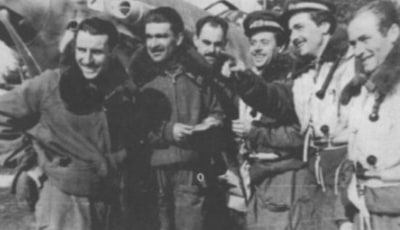 un gruppo di piloti della 1ª Squadriglia del Gruppo Caccia 'Asso di Bastoni', che difesero i cieli dell'Italia settentrionale dopo l'8 settembre 1943. Da sinistra: Sergente <b>Diego Rodoz</b> (6 vittorie), Tenente <b>Bruno Cartosio</b> (4 vittorie), Tenente <b>Vittorio Satta</b> (2 vittorie), Tenente <b>Antonio Weiss</b> (2 vittorie), Tenente <b>Mario Cavatore</b> (3 vittorie), Sergente Maggiore <b>Domenico Lajolo</b> (6 vittorie)