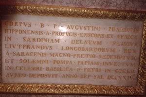 altra lapide che ricorda l'evento del riscatto in Sardegna del 717. Entrambe le lapidi si trovano nella Basilica minore di San Pietro in Ciel d'Oro a Pavia, antica capitale longobarda