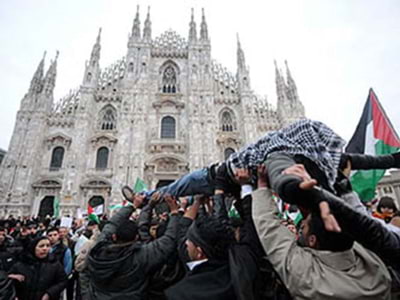 manifestazione filo palestinese in piazza del Duomo a Milano nel gennaio 2009