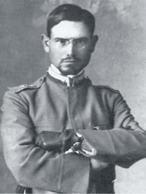 <b>Emilio Lussu</b> in divisa di ufficiale della Brigata Sassari