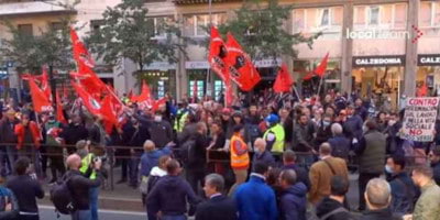 Manifestazione dei Cobas e dei comunisti contro la Cgil milanese al grido «<i>Landini, i fascisti siete voi, venduti!</i>»