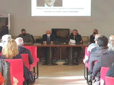 il tavolo dei relatori con <b>Claudio Marcello</b>, <b>Vito Meloni</b>, <b>Tino Curreli</b> che introduce i lavori e <b>Paolo Orrù</b>