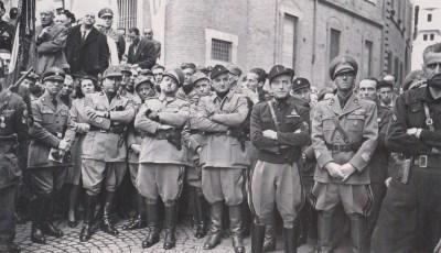 23 marzo 1945, mesta cerimonia per l'anniversario della fondazione dei fasci di combattimento in Piazza San Sepolcro a Milano con Bruno Riva (primo a destra) in alta uniforme di Seniore della Milizia