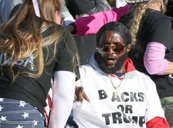ispanici e neri si sentono traditi dai Dem e si spostano a destra con i Repubblicani, nella maglietta si legge 'i neri con Trump'