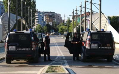 Kosovo, carabinieri sul ponte che divide Mitrovica, la Berlino dei Balcani