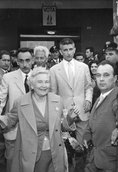 Carbonia, 1956: manifestazione del Msi con <b>Rachele Mussolini</b>
