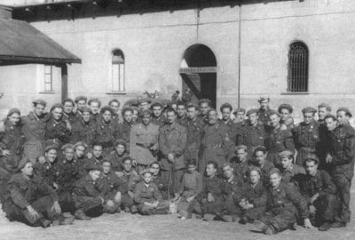 reparto del Battaglione 'Fulmine' della X Mas, in piedi al centro, con la divisa chiara e il basco, il Com. <b>Giuseppe Orrù</b>