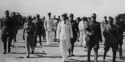 <b>Benito Mussolini</b> all'aeroporto di Atene, alle spalle, con gli occhiali scuri, <b>Aldo Vidussoni</b>