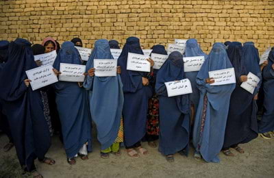 la silenziosa e inutile protesta delle donne afghane
