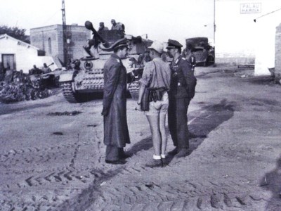 Palau, settembre 1943: un Panzer IV transita nelle vicinanze della stazione ferroviaria posta ancor oggi a ridosso del porto