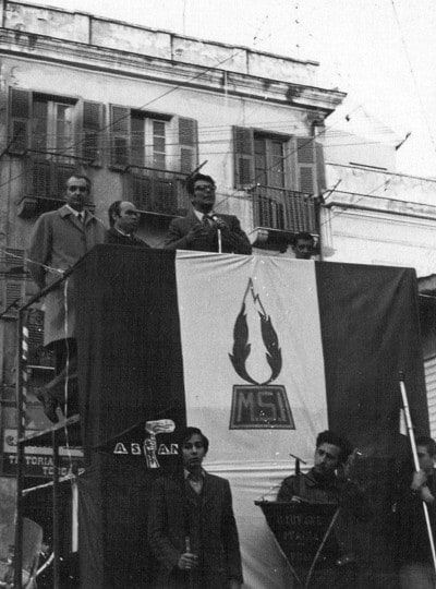 da sinistra l'On. Pazzaglia, Salvatore Delunas e Angelo Abis nel corso di un comizio in Piazza Jenne a Cagliari nel febbraio 1970