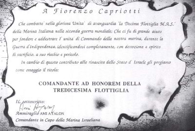 diploma di comandante onorario della 13ª flottiglia consegnato a <b>Fiorenzo Capriotti</b> dal comando della marina israeliana